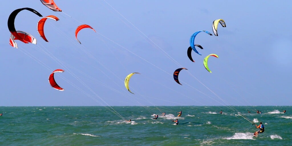 lots of kite surfing