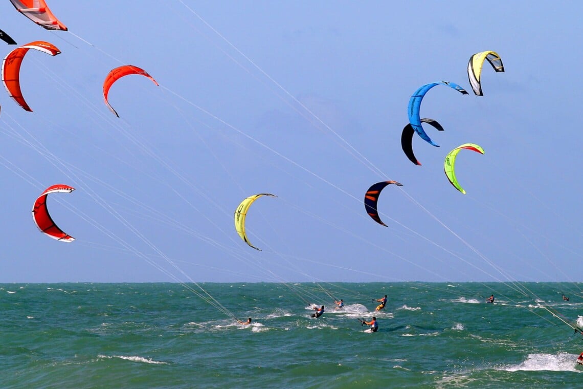 lots of kite surfing