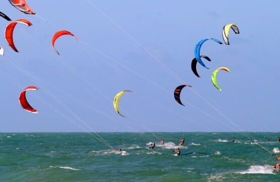 lots of kite surfing